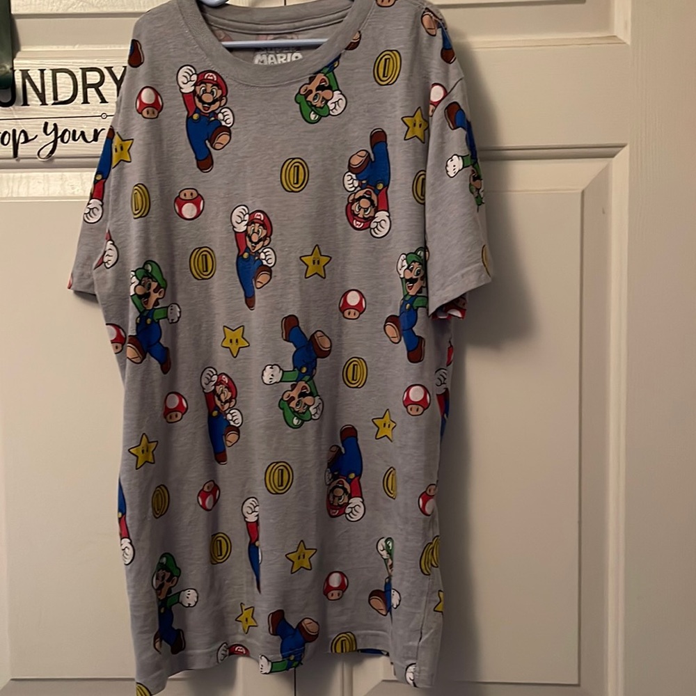 Nintendo Super Mario short sleeve graphic T-shirt, size small